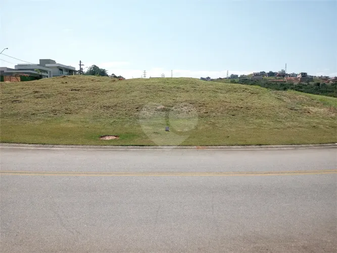 Terreno à Venda em Condomínio de Alto Padrão na Cidade de Vinhedo/SP.
