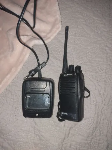 Rádio comunicador / usado poucas vezes vai com carregador 