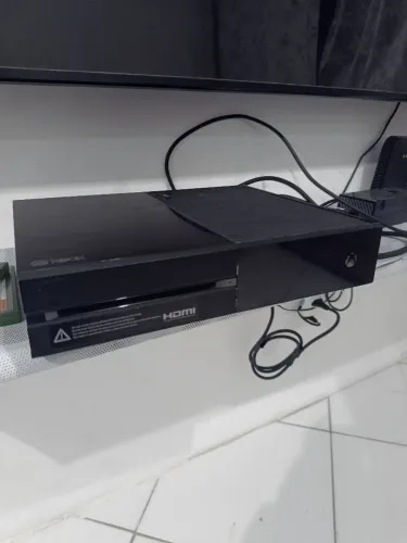Xbox one com 2 controles completo na caixa - Usado