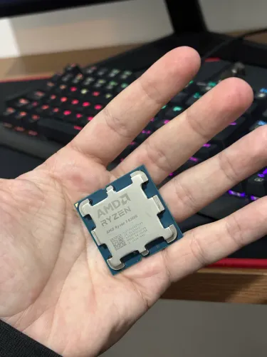 RYZEN 3 8300G
