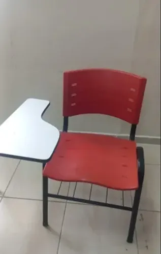 CADEIRA UNIVERSITARIA DE PLASTICO COM APOIO