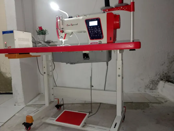 Vendo máquina de costura reta semi nova