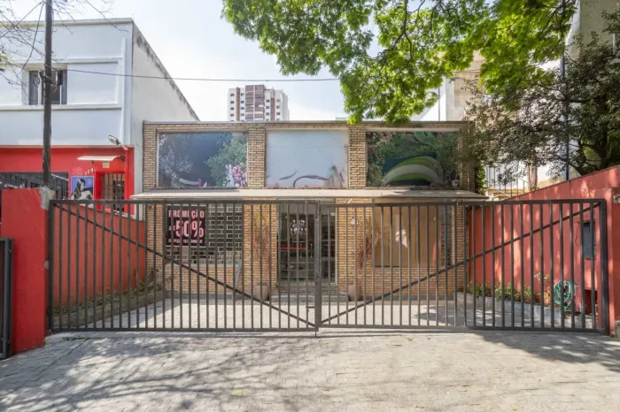 Loja na Rua Aimberê, 737 400 m²
