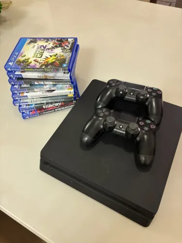 PS4 SLIM 1TB + 2 CONTROLES + 8 JOGOS ORIGINAIS