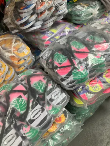 Lote com 12 sandálias havaiana