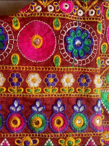 Bolsa com decoração Artesanal Espaçosa 