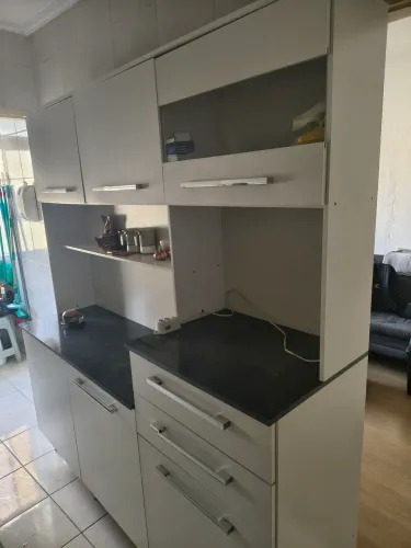 [DOAÇÃO] Cozinha Compacta Branca c/ Tampo Escuro (6 Portas e 2 Gavetas)