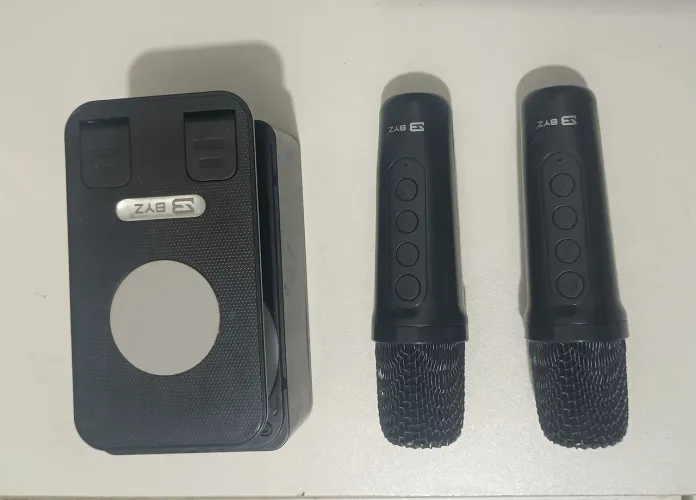 Caixa de som com microfones
