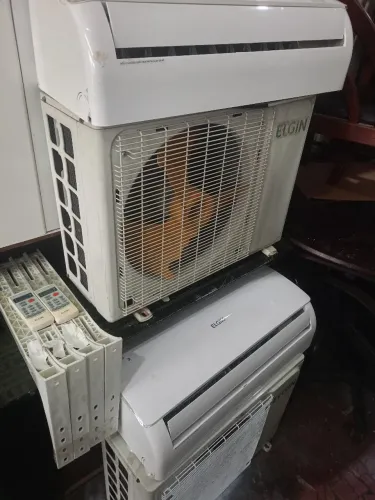 Dois aparelhos de ar condicionado Elgin