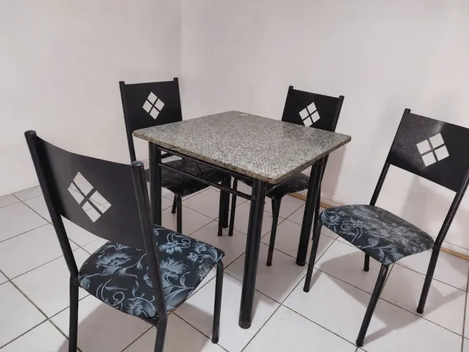 Conjunto de mesa e 4 cadeiras