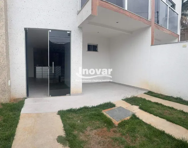 Casa à Venda no Letícia com 3 Quartos, Suíte, Varanda e Área Externa Privativa