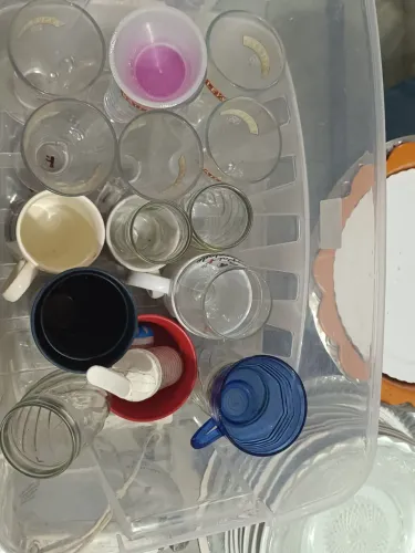 Vendo pratos, copos, talheres e vasilhas de plastico