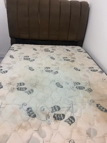 Cama com cabeceira