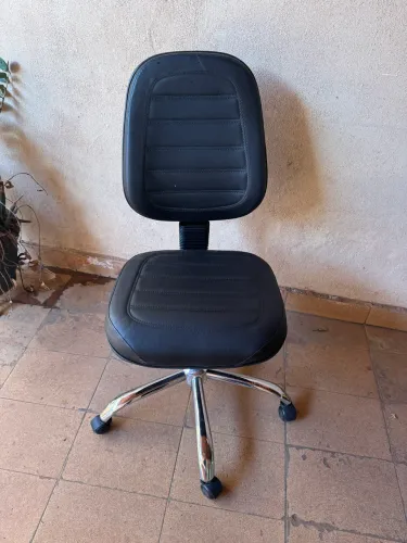 Vendo cadeira de escritório diretorzinha