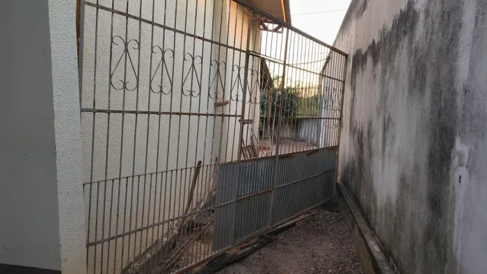 Portão gradeado