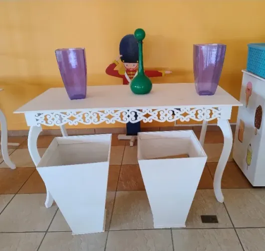 Mesa decorativa com dois casos em MDF - branca
