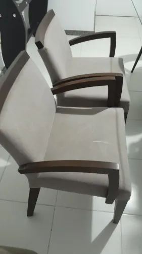 Poltronas em madeira pura.