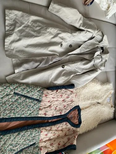 50 peças de roupas de marcas usadas em bom estado