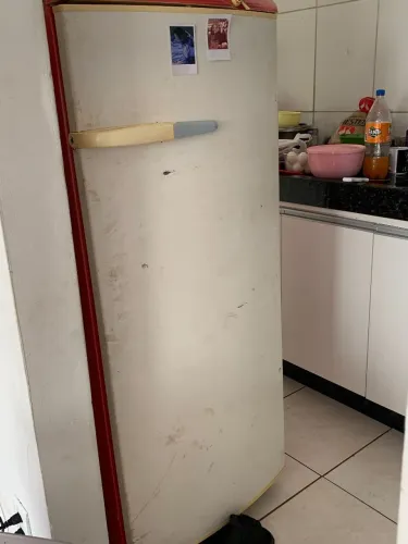 Vendo essa geladeira por 350 reais, funcionando perfeitamente bem 