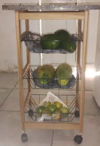 VENDO UMA FRUTEIRA DE MADEIRA COM MESA DE GRANITO REFORÇADA