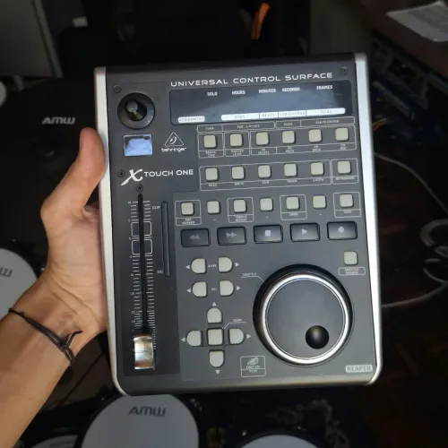Behringer X-Touch One Controlador DAW Fader Motorizado USB