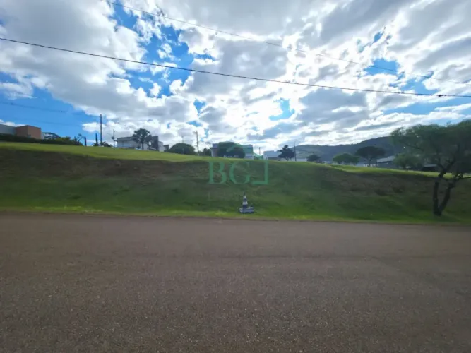 Excelente terreno á venda Residencial Campo da Cachoeira em Poços de Caldas MG.