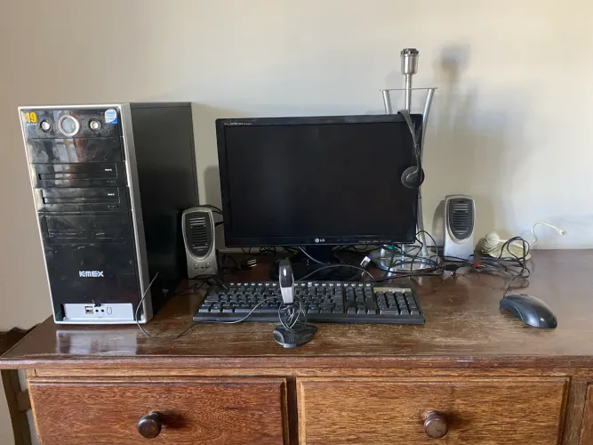 Pc com monitor e acessórios