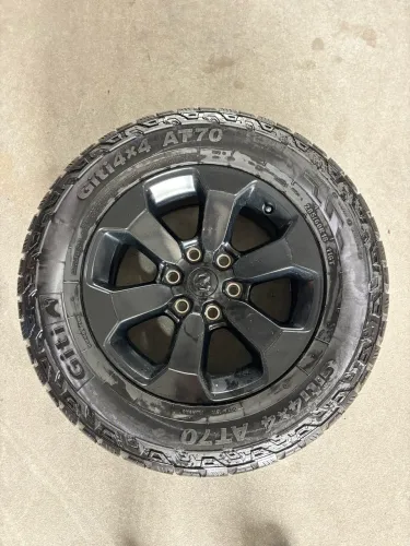 Jogo de rodas com pneu de Dodge Ram Aro 18