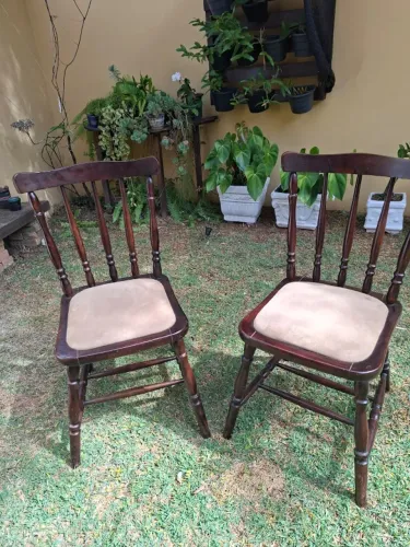 Par de Cadeiras Vintage Estilo Colonial / Country - Madeira Maciça (Ótimo Estado)