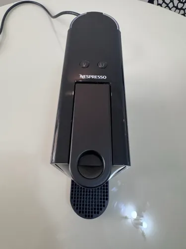 Cafeteira Nespresso Essenza Mini (modelo C30), 127V, na cor preta.