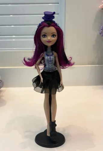 Boneca Raven Queen Ever After High festa do Chá