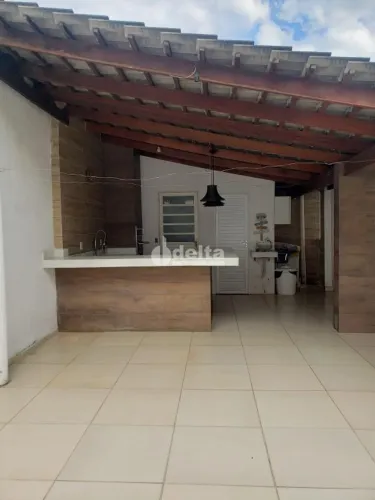 Casa residencial disponível para venda no bairro Laranjeiras em Uberlândia-MG