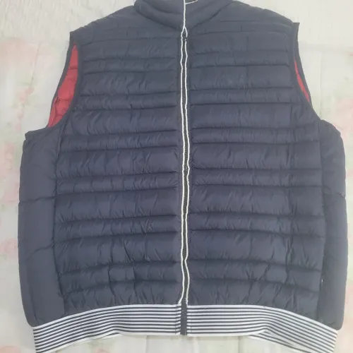 Colete Armani Exchange azul-marinho.