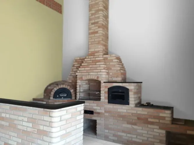 Churrasqueira com fogão e forno à lenha em tijolo à vista - Taubaté e região