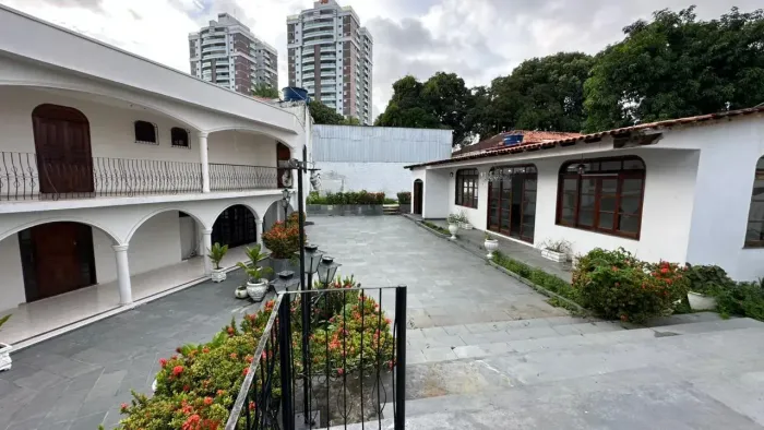 Conjunto Kíssia, ideal para clinica, escritório,900m2 com salão.  5 qtos s/3 suítes, 5 vag