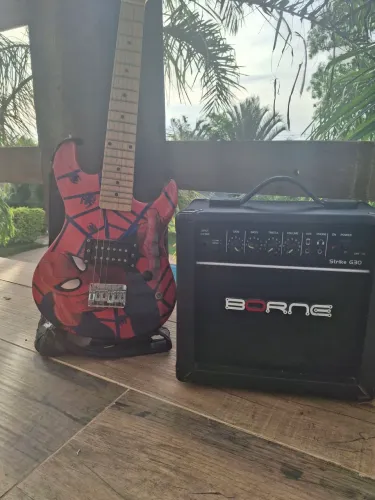 Guitarra Marvel PHX com amplificador cubo marca Bornéu Strike G30