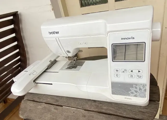 Máquina de bordar Brother, aceita pendrive com imagens, já vem com 40 linhas de bordado