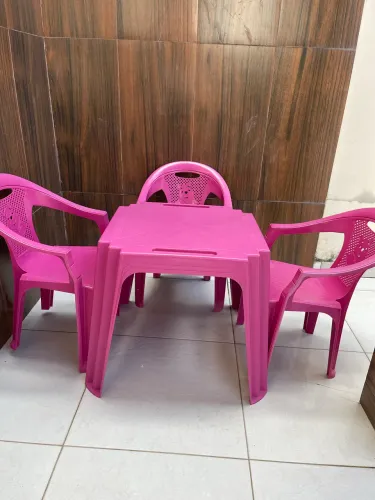 Mesa plástica infantil com cadeiras 