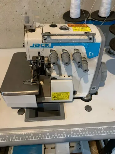 MÁQUINA OVERLOCK JACK 4 FIOS INDUSTRIAL 