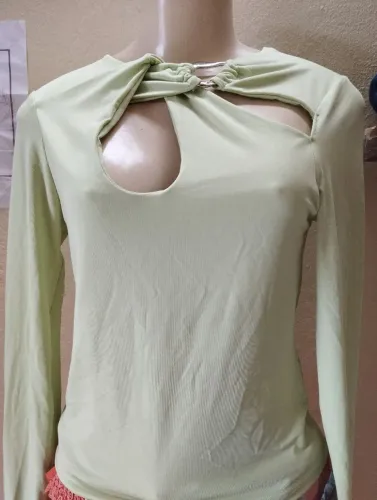 Blusa em malha fria, detalhes vazados, na cor verde claro. OBS: Está nova. Valor R$ 35,00