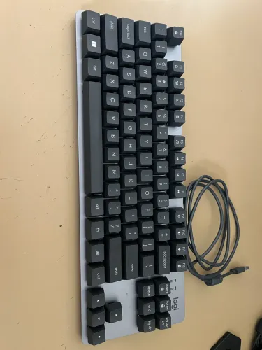 Teclado Mecânico com fio Logitech K835 TKL com Estrutura de Alumínio e Switch Red Linear