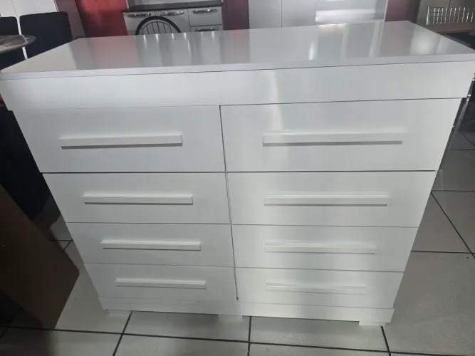 Cômoda nova 100% MDF com 8gavetas valor 970 reais.