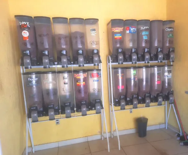 2 Dispensers de Ração de Cachorros e Gatos - R$ 1.500 Cada