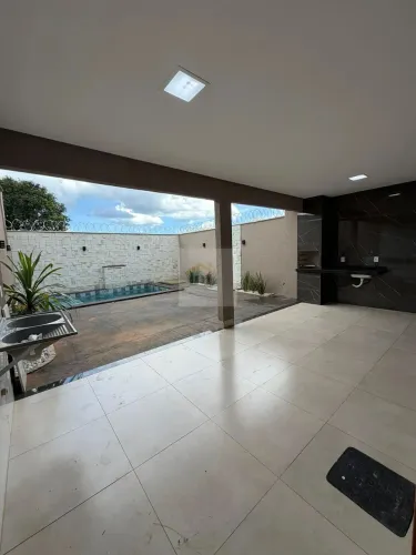 Casa com Piscina lote grande próximo ao setor Garavelo e Avenida Rio Verde em Aparecida de