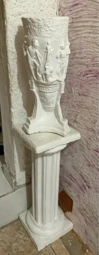 Coluna de gesso e vaso de gesso