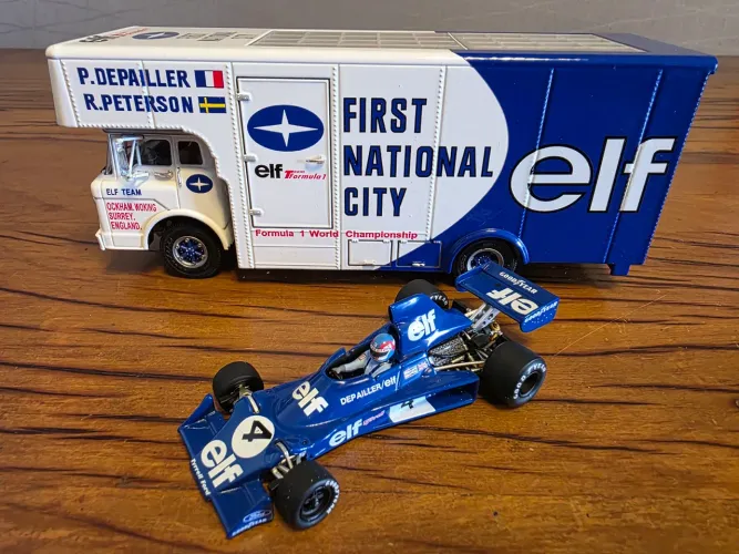 Miniatura Caminhão Transportador Ford C-Type - Marca Exoto