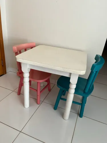 Mesa de MDF branca com cadeira Rosa