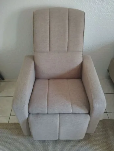 Vendo cadeira do papai, perfeita em tecido, pouco usada, sem manchas ou avárias.