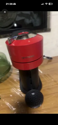 cafeteira Nespresso VertuoPlus, na cor vermelha. Está usada, mas em bom estado