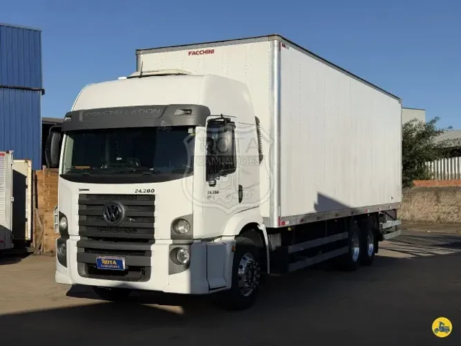 volkswagen 24.280 constellation 6x2 baú chapeado 2023